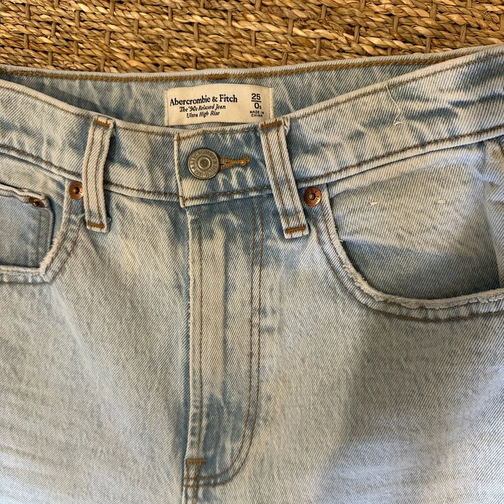Abercrombie - 90s Relaxed Jean Ultra High Rise - Picture 3 of 5
